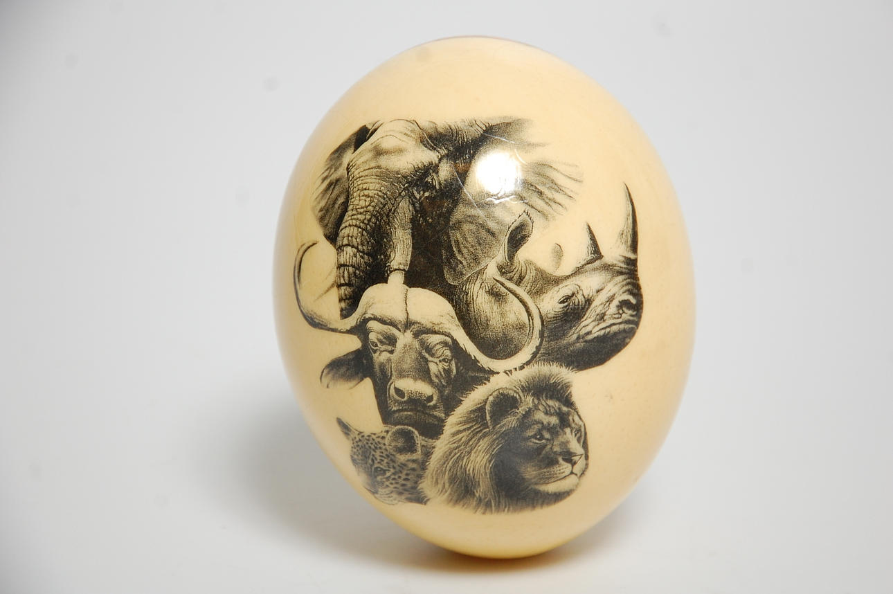 STRUTSÄGG, med dekor.