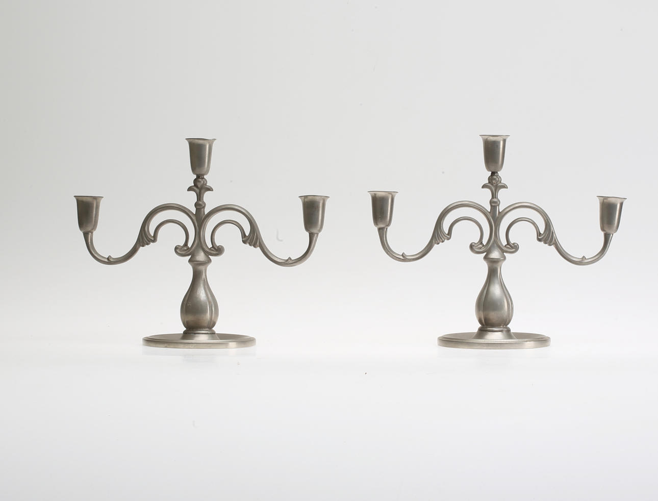 KANDELABRAR, 1 par, tenn, 1900-tal.