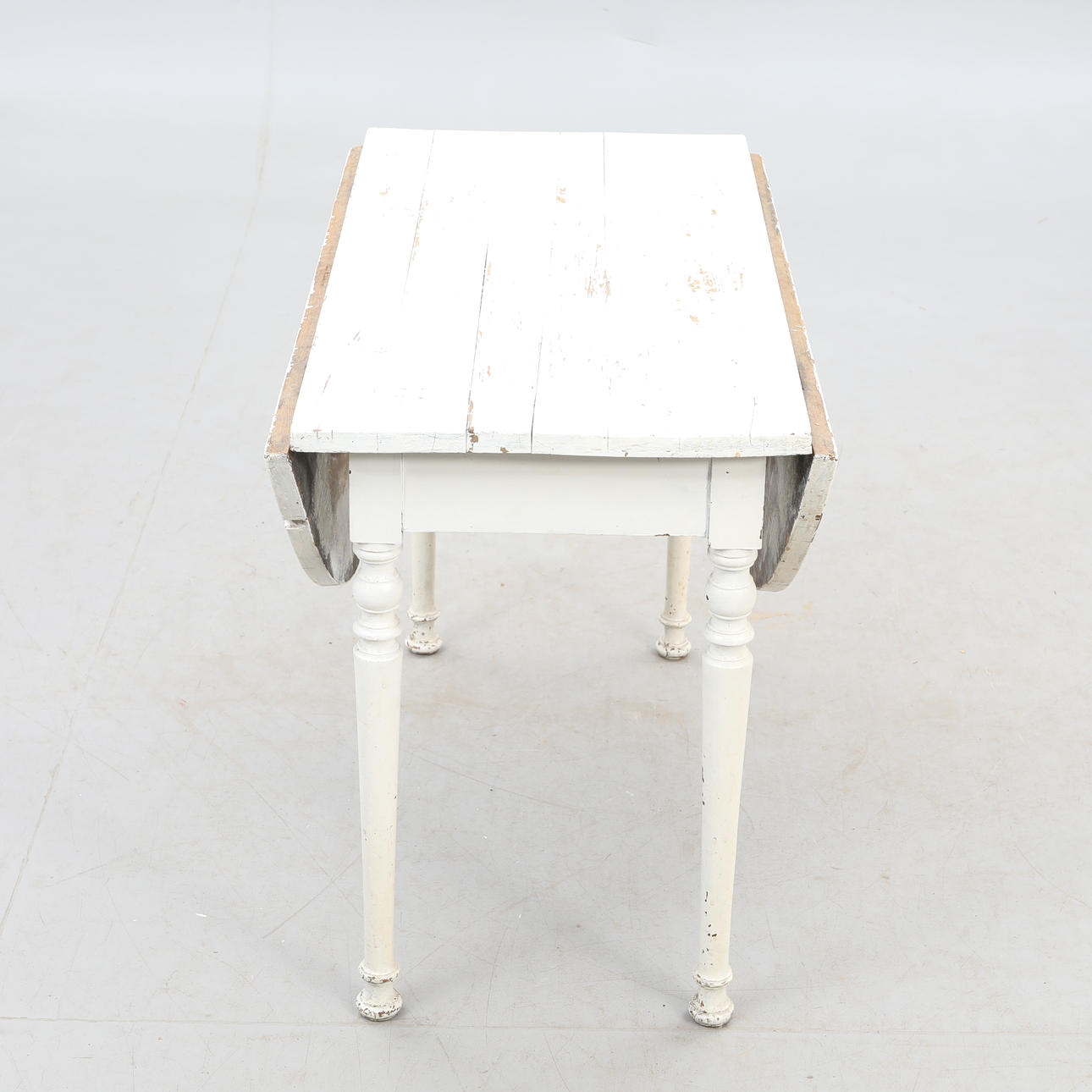 Mesa plegable giratoria, siglo XX.