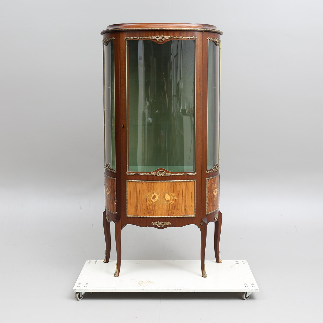 VITRINSKÅP, omkring 1900-talets mitt.