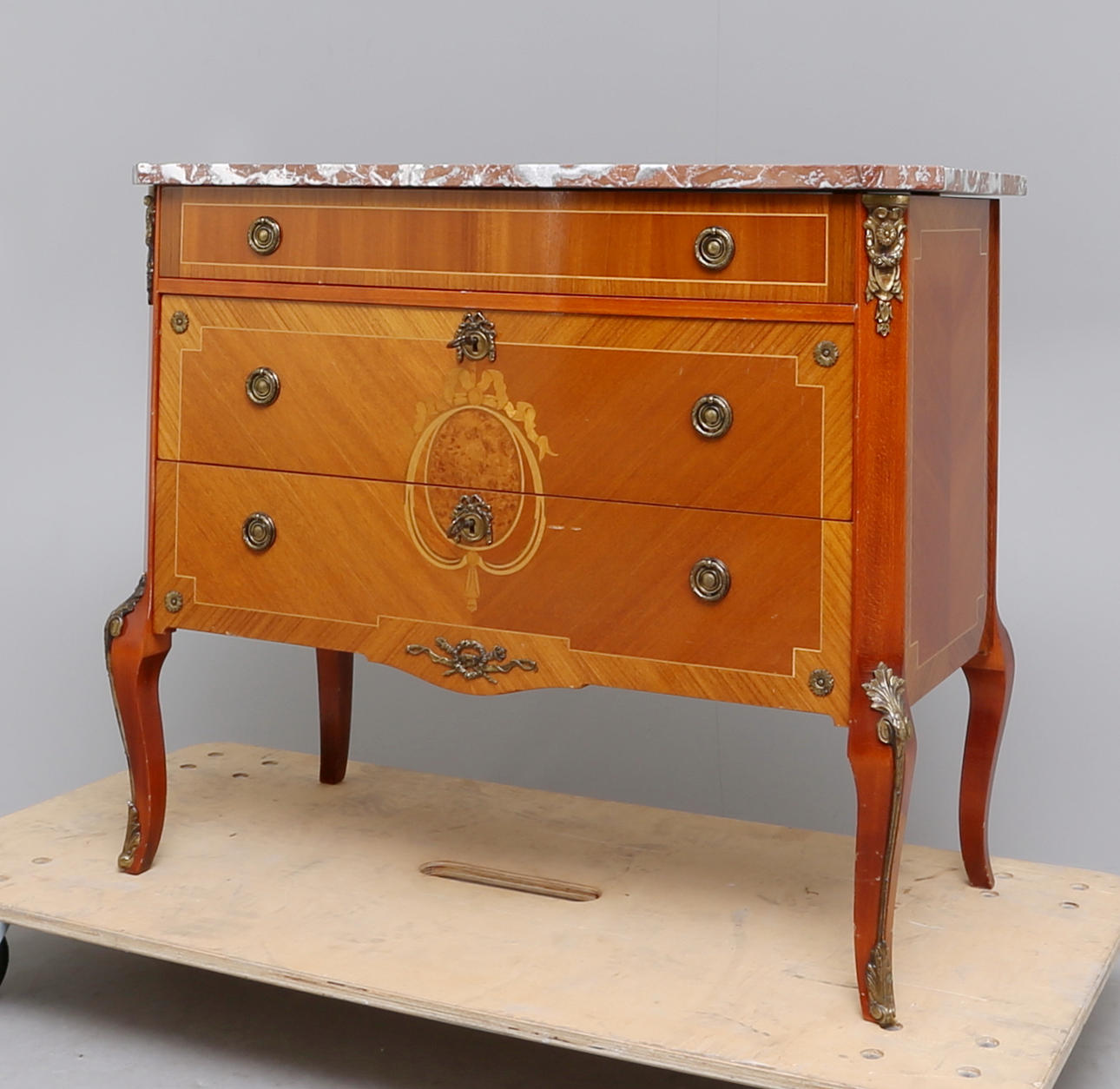 BYRÅ, gustaviansk stil, 1960-tal.