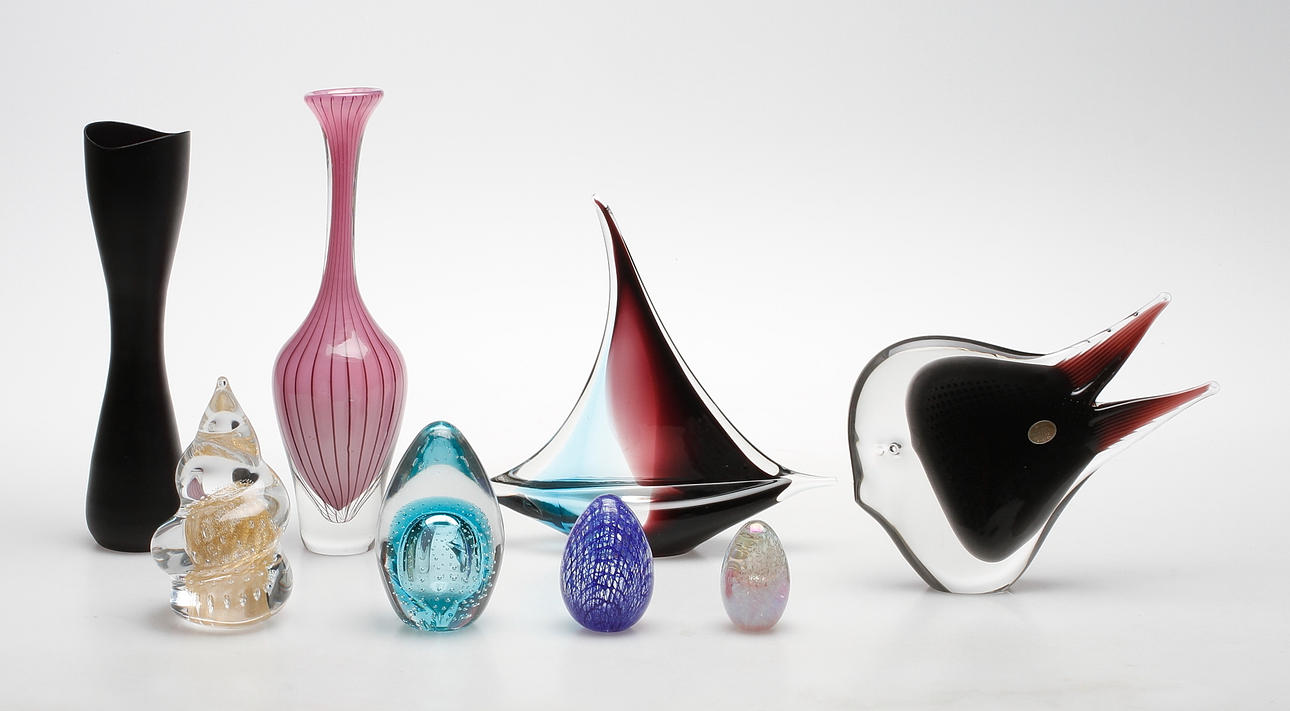 GLASFÖREMÅL, 8 st. Bland annat FM Konstglas, Ronneby, 1900-tal.