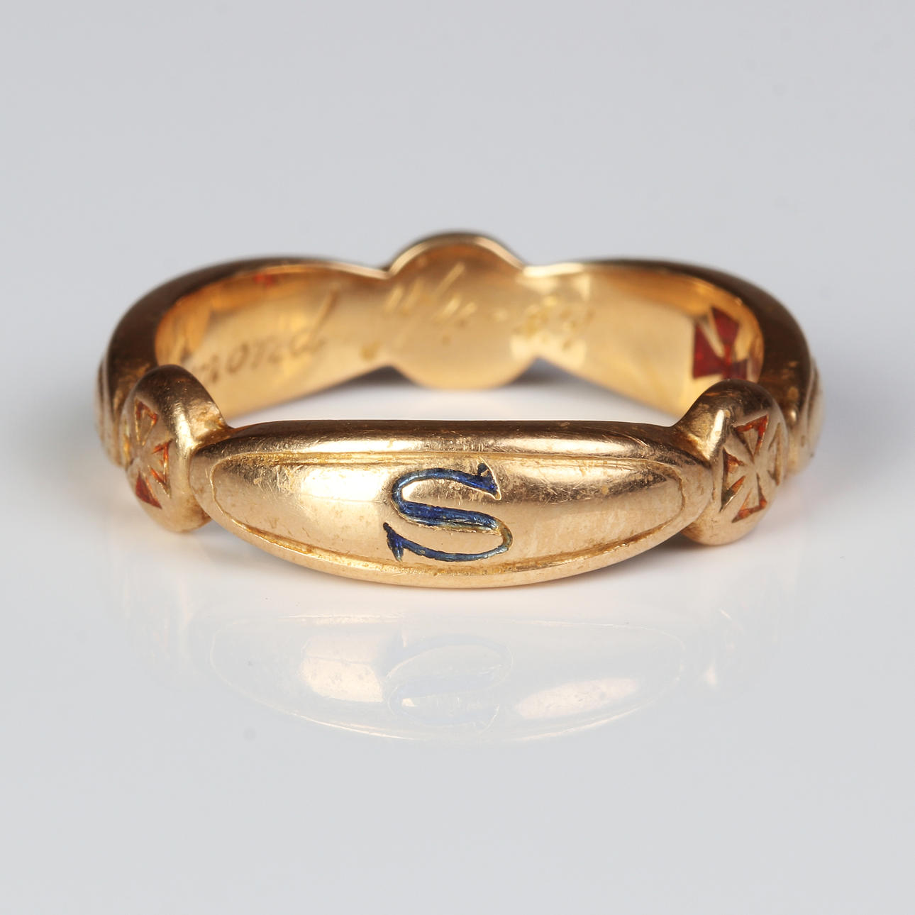 A MASONRY RING, 18k gold and enamel.