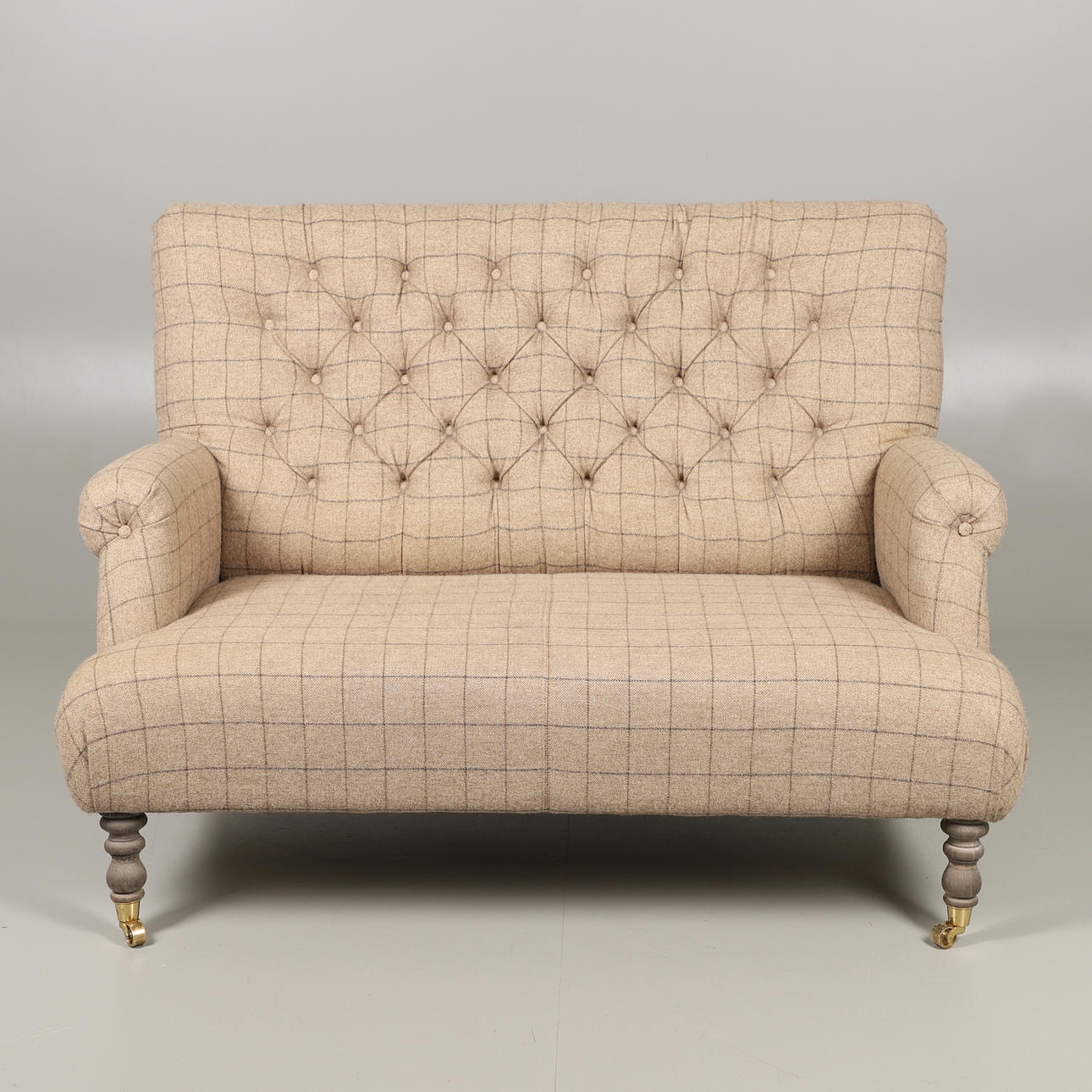 UN MODERNO SOFÁ CON RESPALDO ABOTONADO.