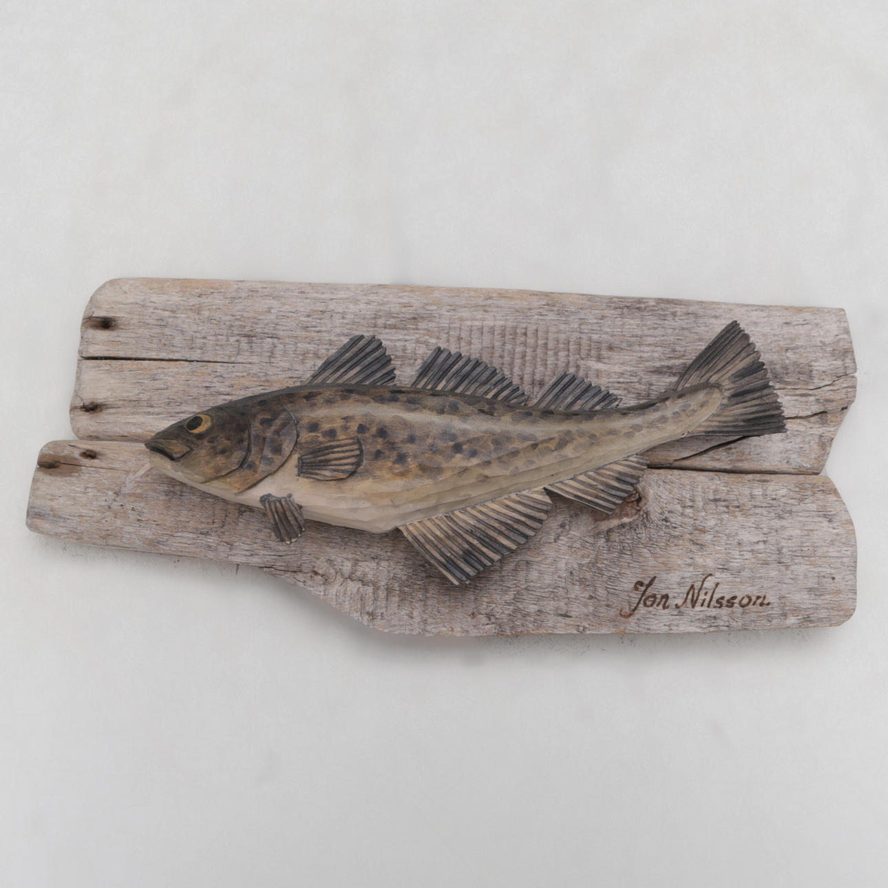 JON NILSSON. VÄGGSKULPTUR, trä, fisk.