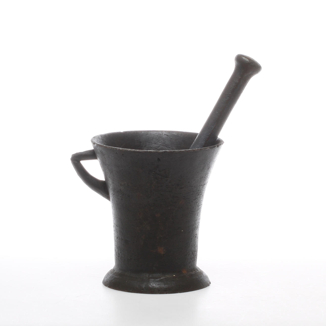 MORTEL, med pistill, gjutgärn, märkt SÅ.