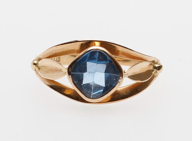 PRYDNADSRING, 18k guld med blå sten, vikt ca 1,9 gram.