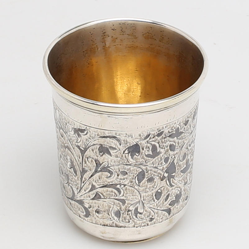 BÄGARE i silver med förgylld insida och bottenplatta samt niello, Moskva 1857, Ryssland.
