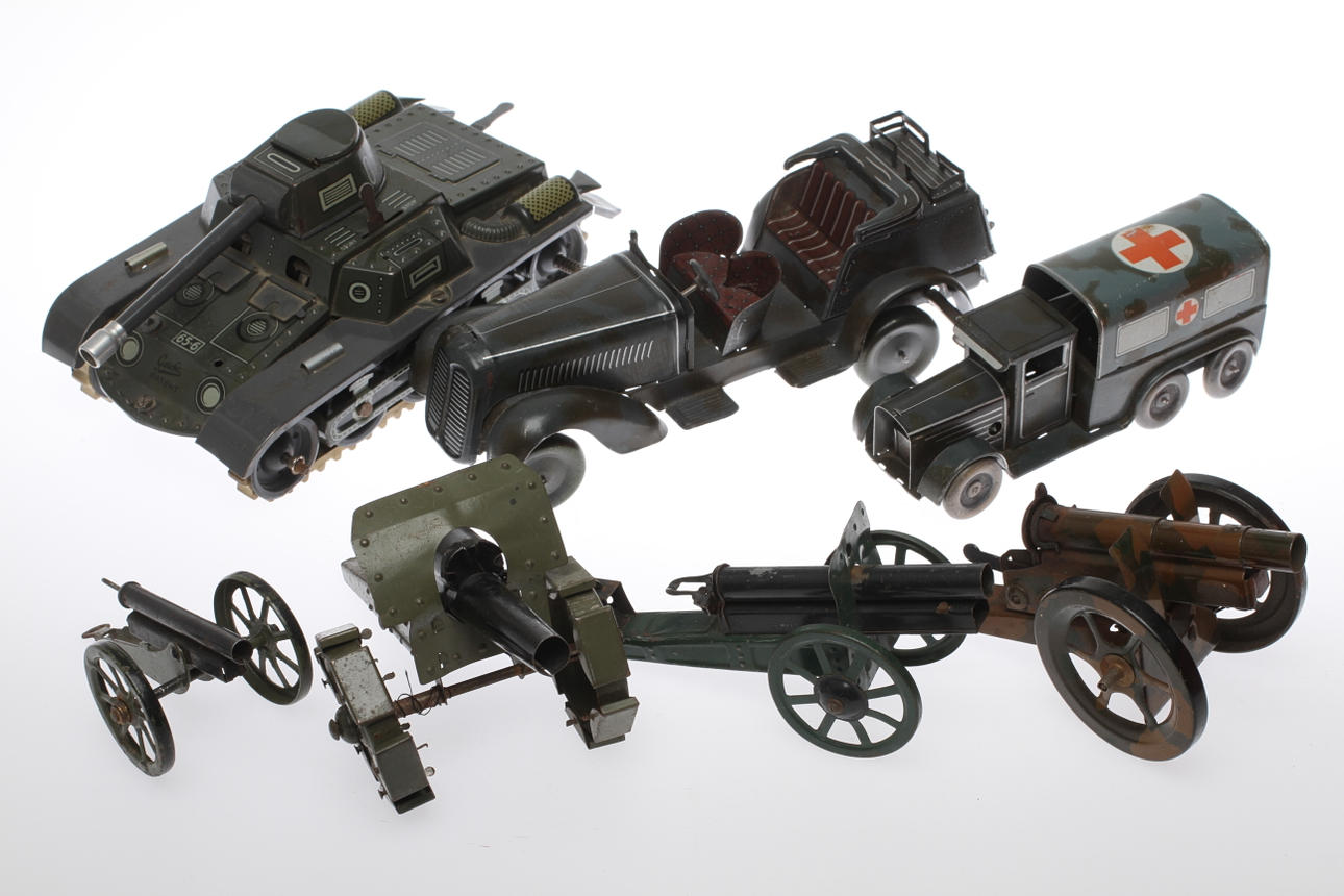 MILITÄRLEKSAKER GESCHA stridsvagn, NEUHIRL kübelwagen, ambulans och 4 kanoner.