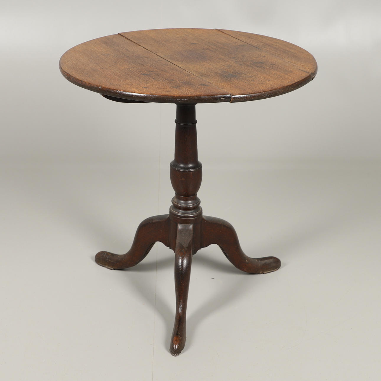AN OAK TILT TOP TRIPOD TABLE.