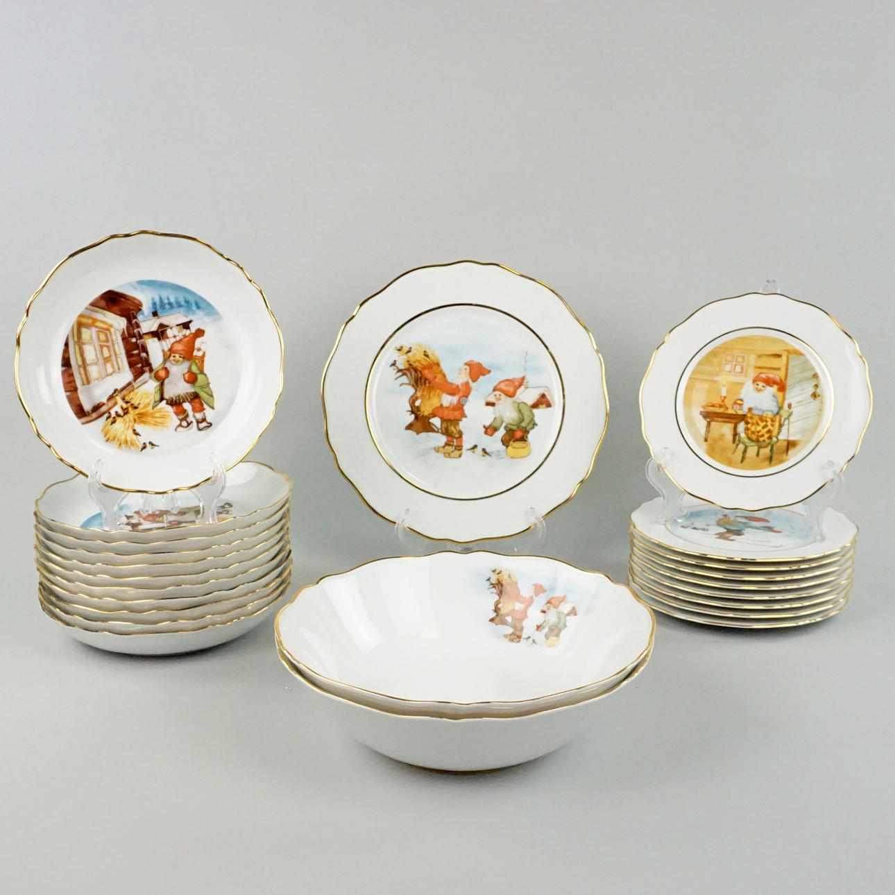 A 23-piece Christmas tableware set, “Old-fashioned Christmas”, marked P2000.