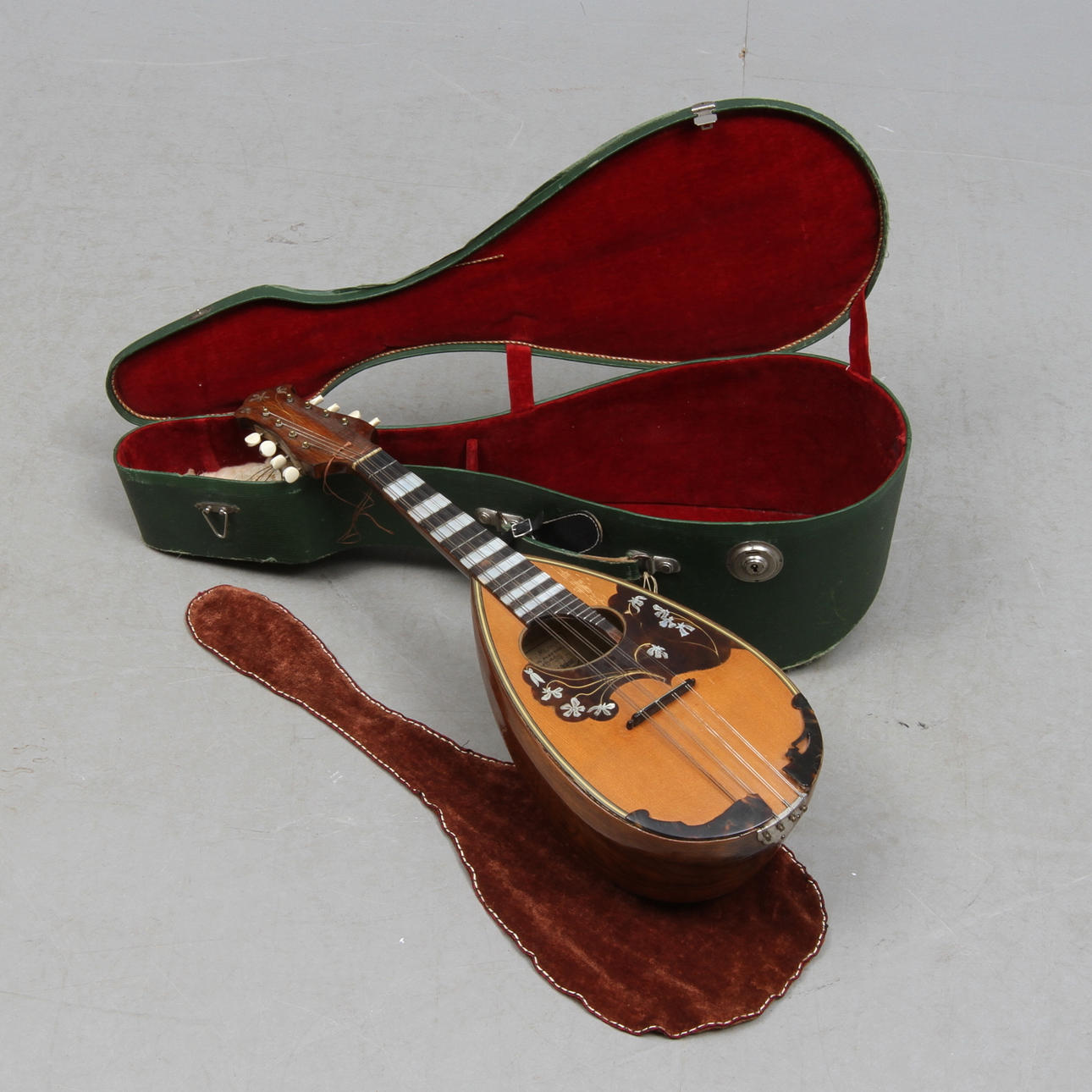 MANDOLIN, Italien, med fodral, 1900-tal.