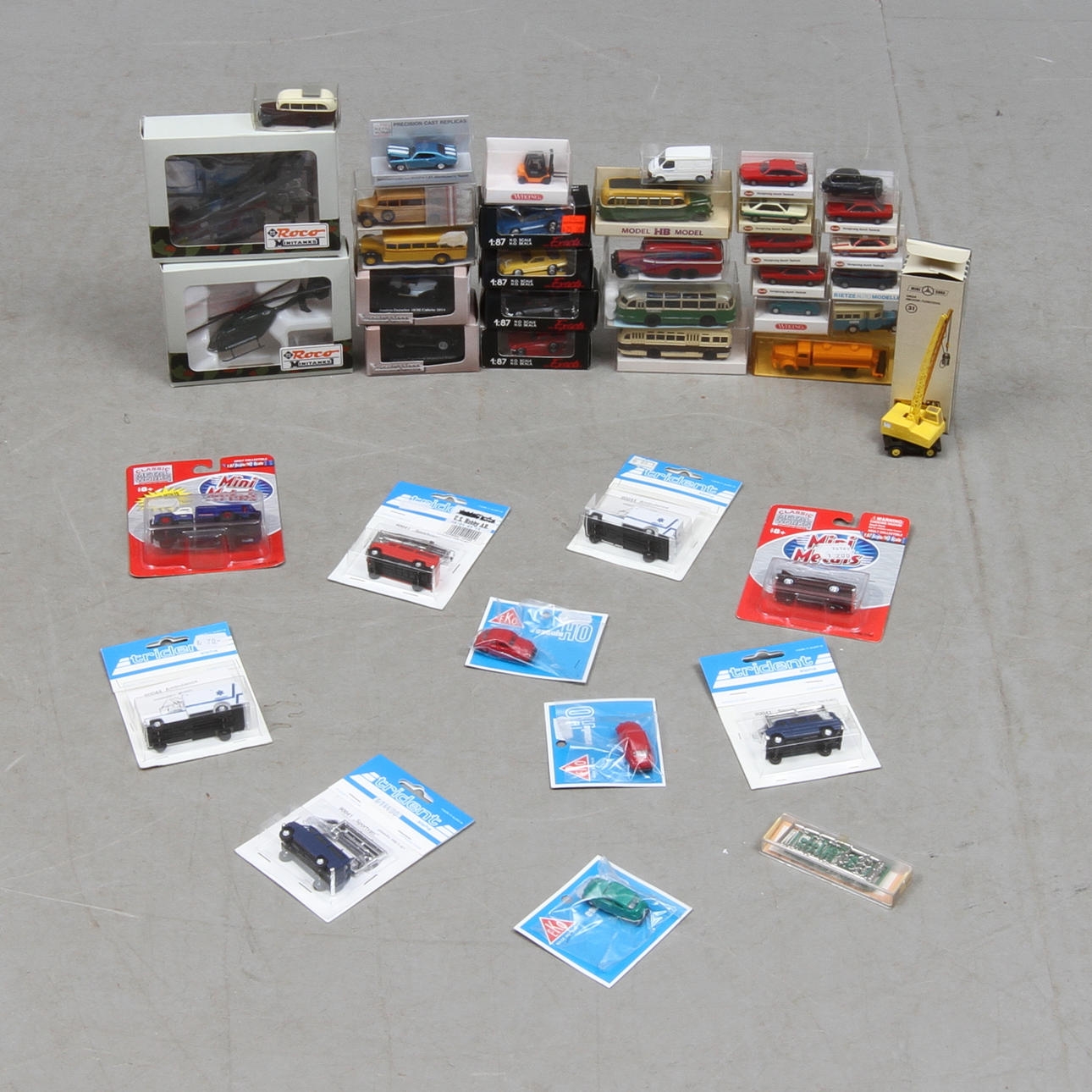 MODELLBILAR olika fabrikat. Över 40 stycken. Originalkartonger.