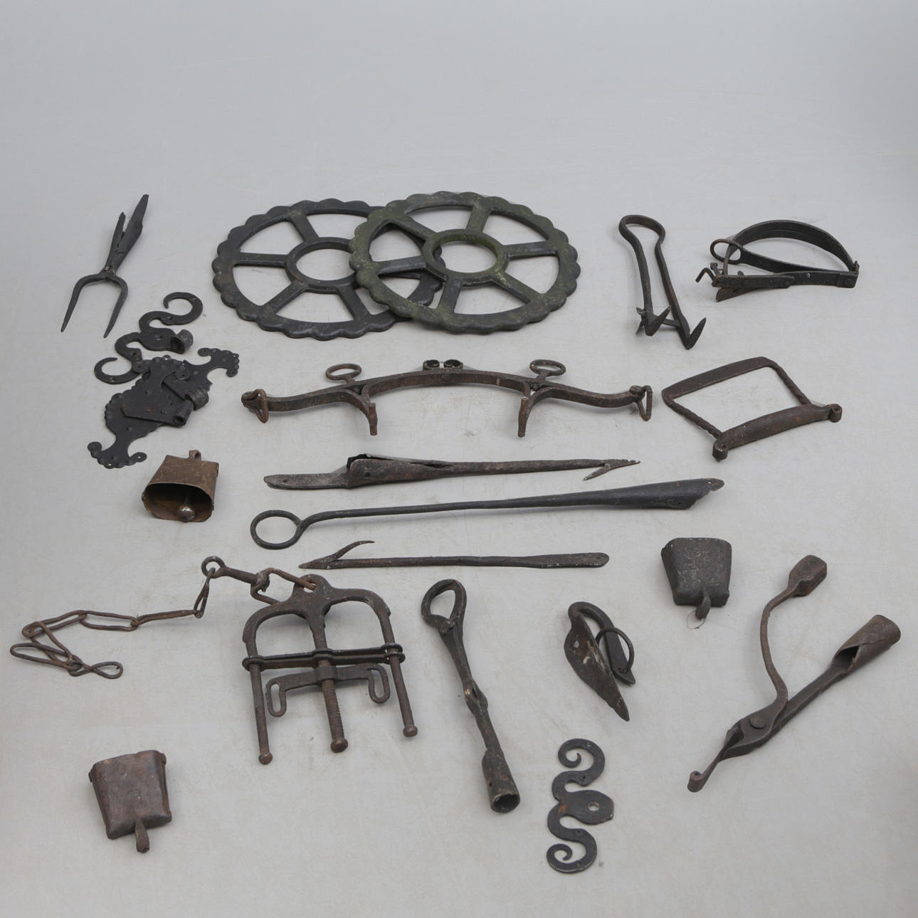 OBJETOS DE HIERRO, de la manera más generosa.