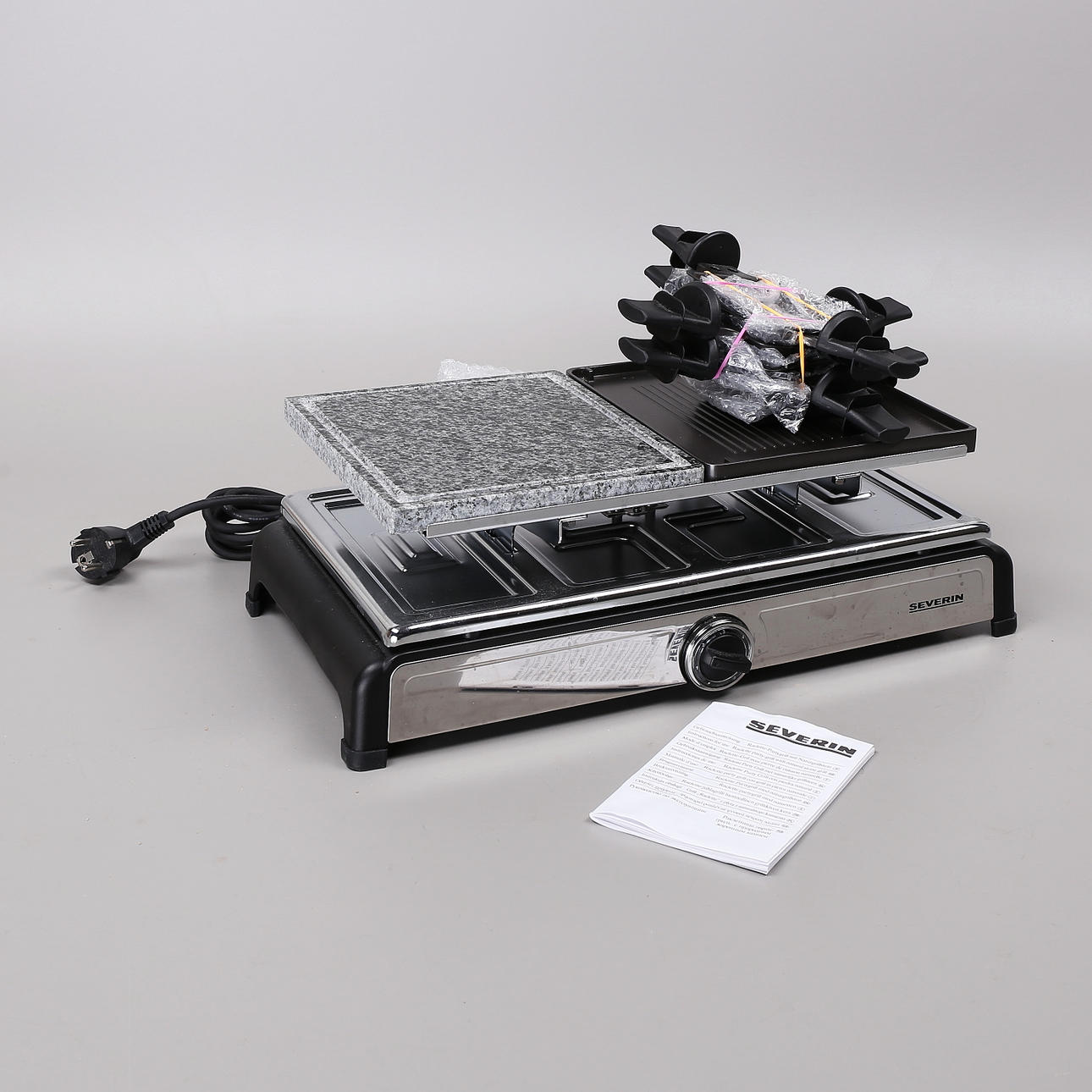 RACLETTE, obrukad med tillbehör.