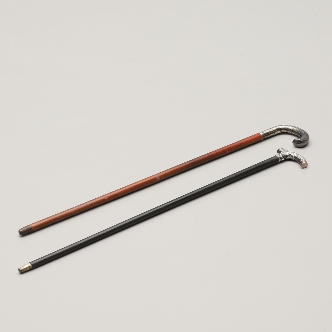 KÆNGER, TO STK, MED SØLVKRUKKER.