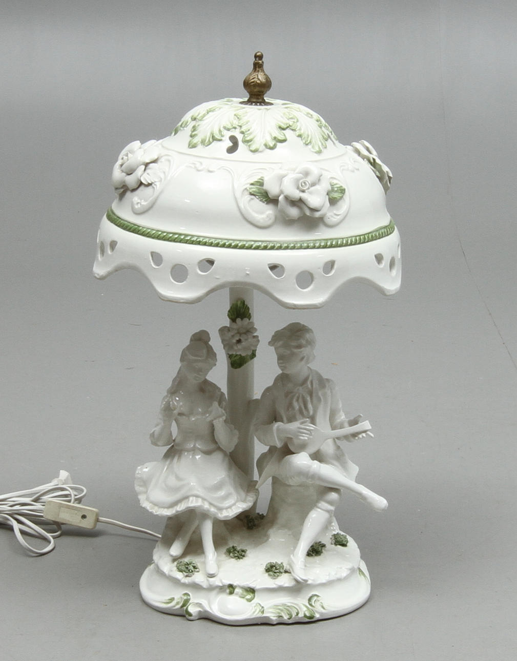 BORDSLAMPA, porslin, Italien, 1900-talets andra hälft.