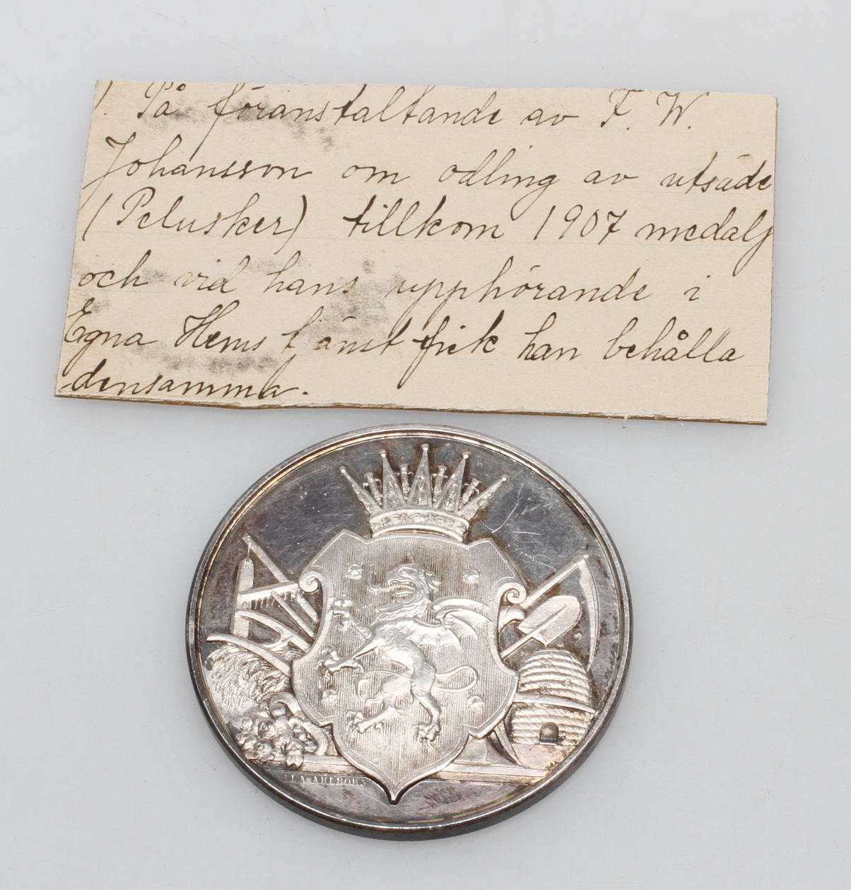 PLAKETT, silver, "Af Östergötlands läns K.Hushållnings sällskap 1907" vikt ca 63 gram.