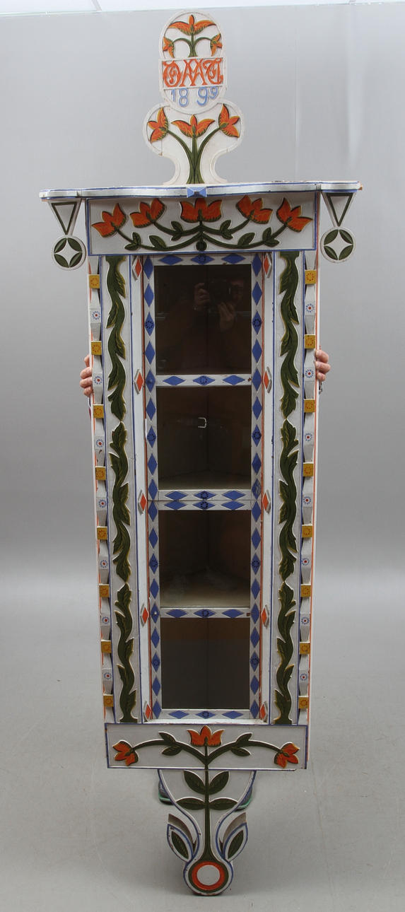 HÖRNSKÅP, allmoge, daterat 1899.