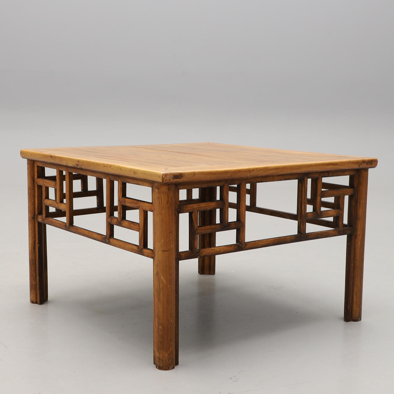 Ein hölzerner Couchtisch, China, 20. Jahrhundert.