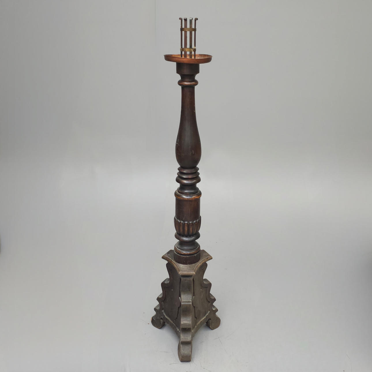 LARGE WOODEN TORCHERO. SECOND THIRD XX CENTURY.