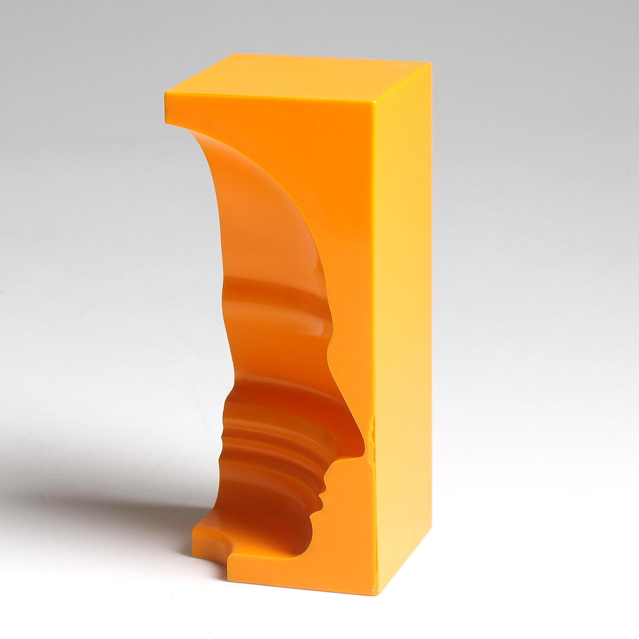 SIVERT LINDBLOM. Ansiktsprofil, plast, stämpelmärkt, feb 1968.