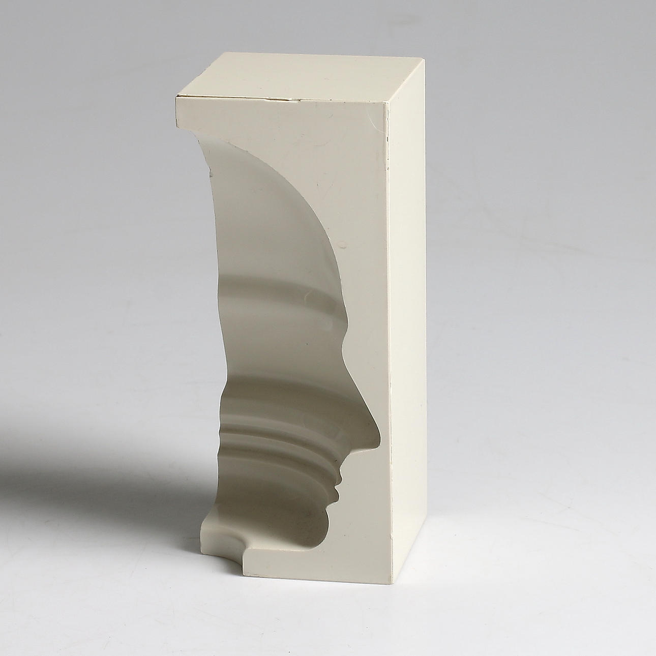 SIVERT LINDBLOM. Ansiktsprofil, plast, stämpelmärkt, feb 1968.