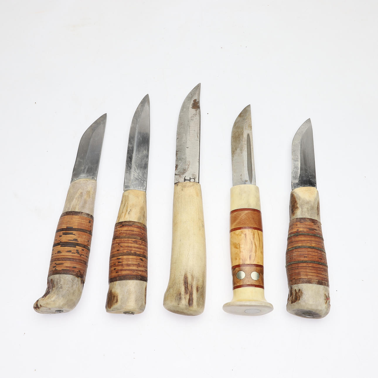 SAMI KNIVES, 5 pcs, partially monogrammed signed. Weapons & Militaria ...