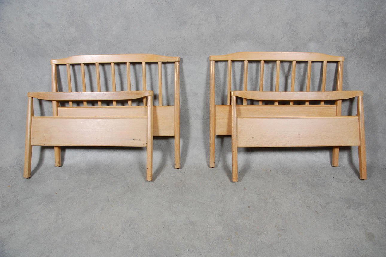 SÄNGGAVLAR, 2 par Carl Malmsten.