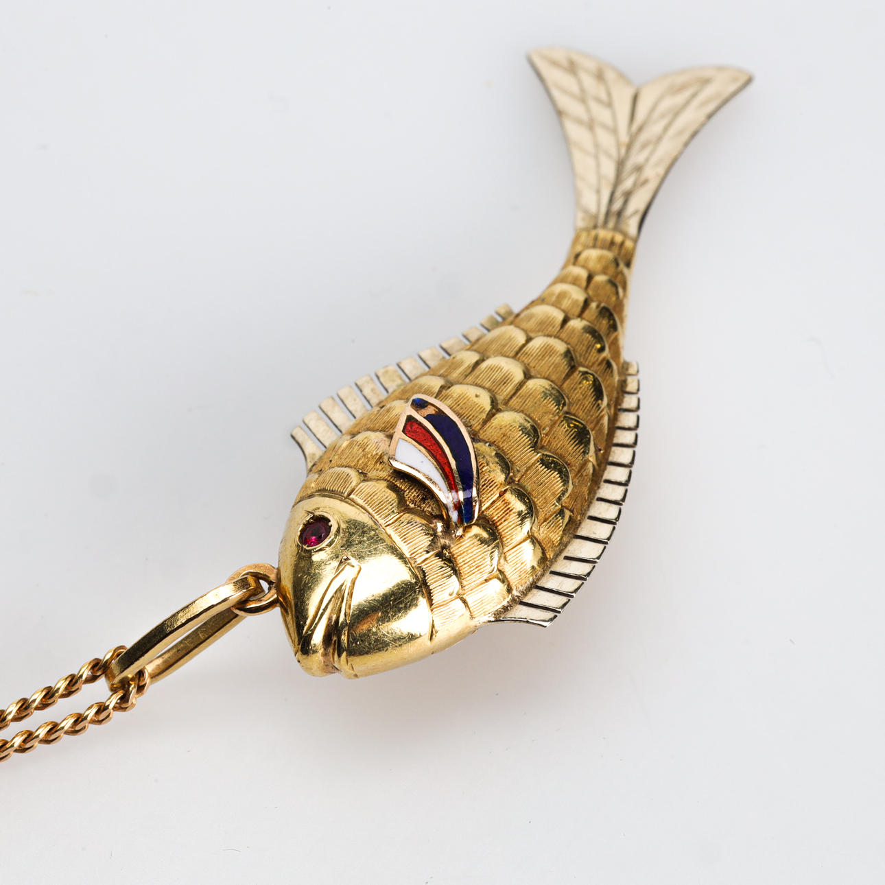 PENDANT WITH CHAIN, 18K gold.