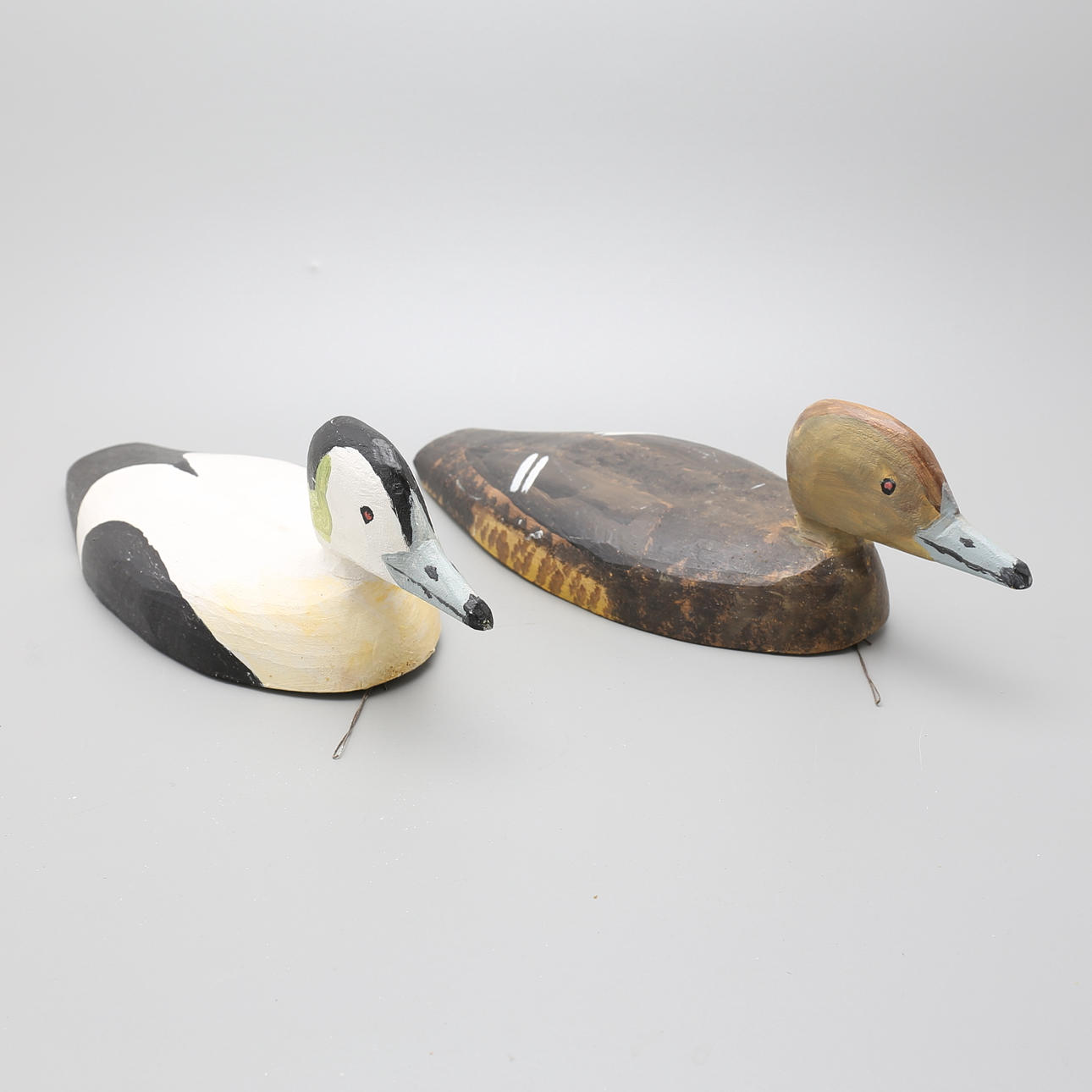 VETTAR, ett par, bemålat trä, Böda, daterade 1986.