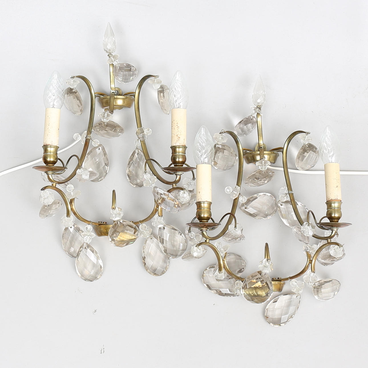 VÄGGLAMPETTER, ett par, med prismor, 1900-tal.