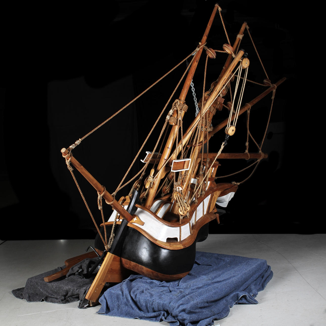 BENGT LUNDIN. Skulptur i form av båt "Eva", skulpterat och bemålat trä samt rep.