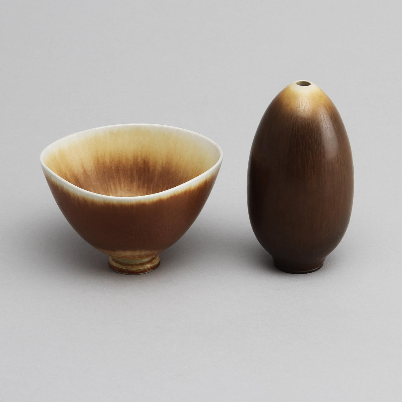 BERNDT FRIBERG. VAS samt SKÅL, stengods. Gustavsbergs studio 1957 samt otydligt daterering. Signerade med studiohanden.