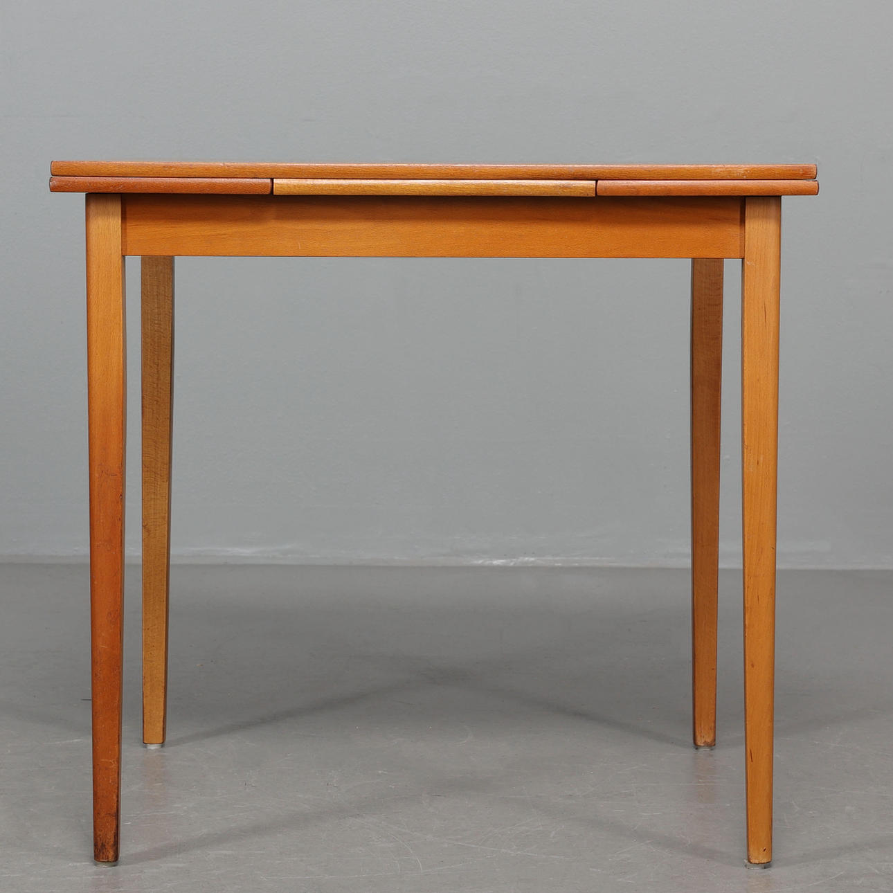 Una mesa de mediados del siglo XX, de haya y laminado.