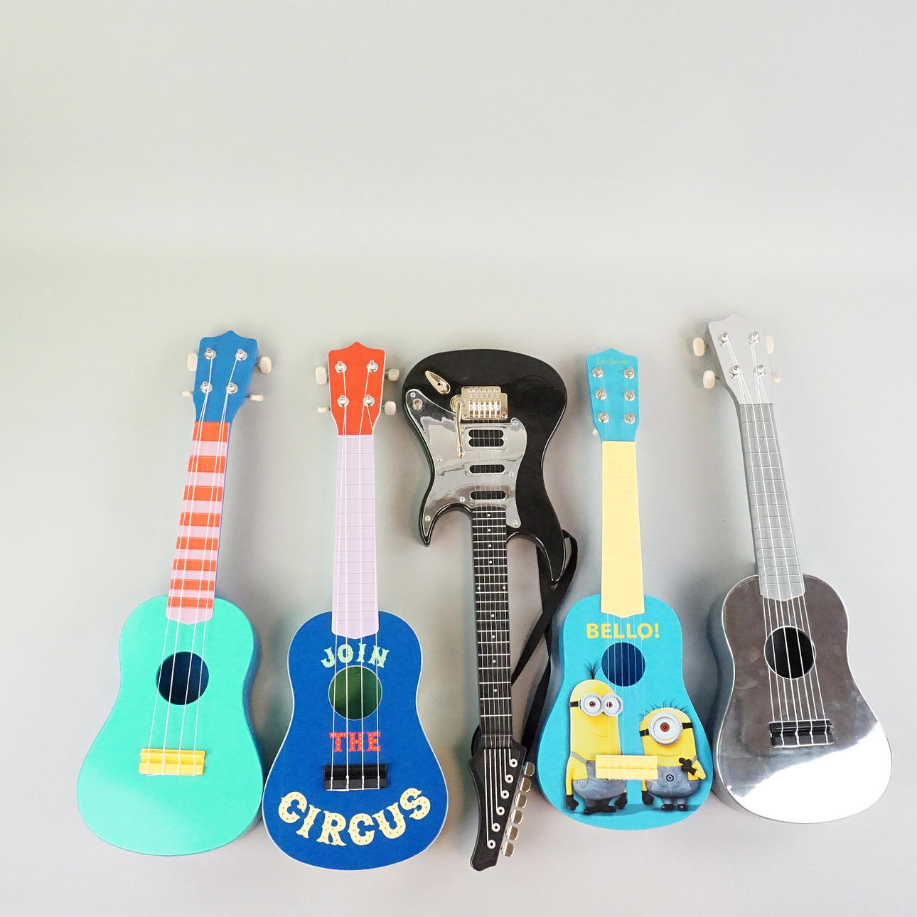 Guitarras, 5 piezas, de plástico.