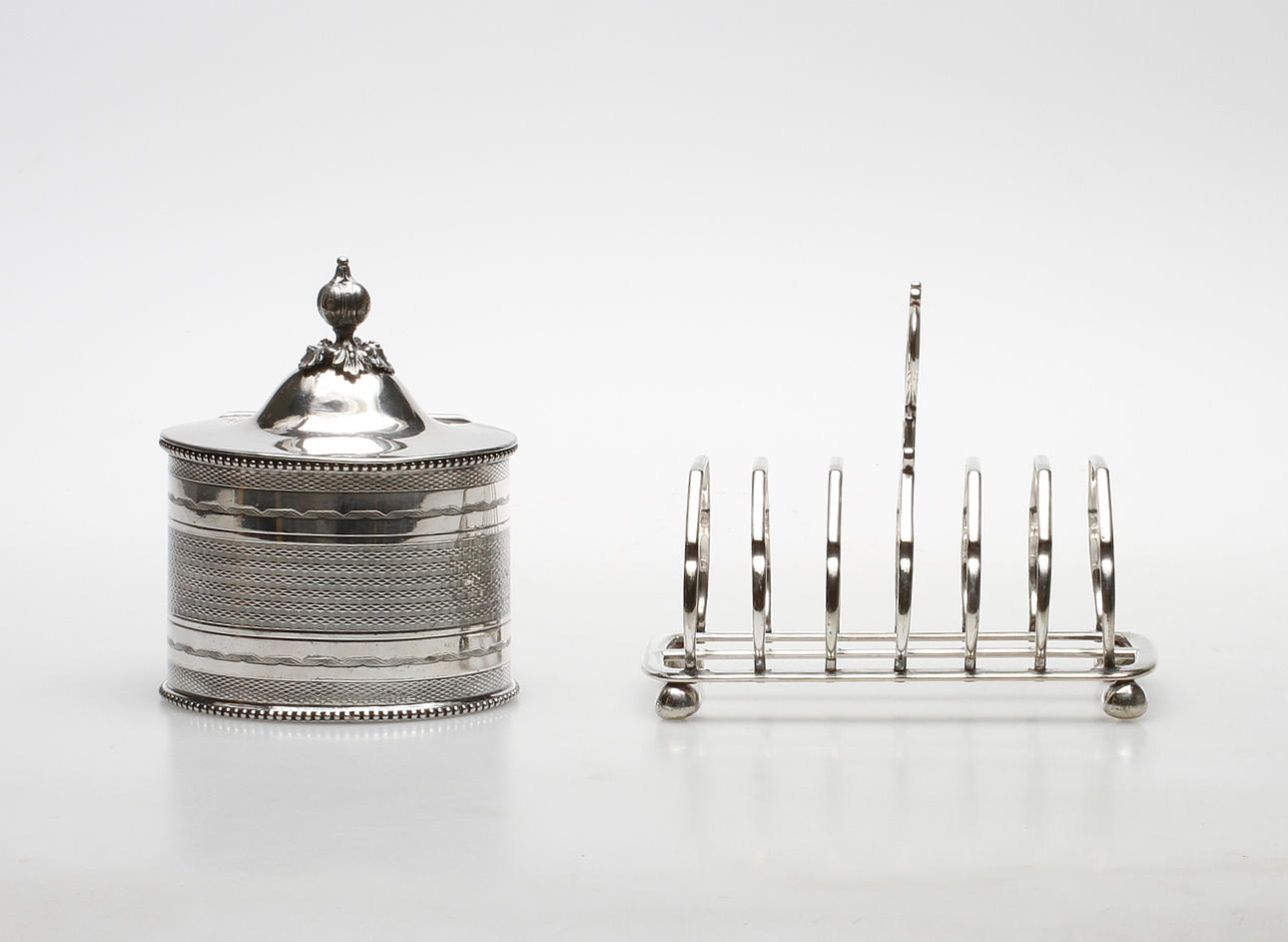 TEBURK OCH TOASTSTÄLL, vitmetall, England, 1900-tal.