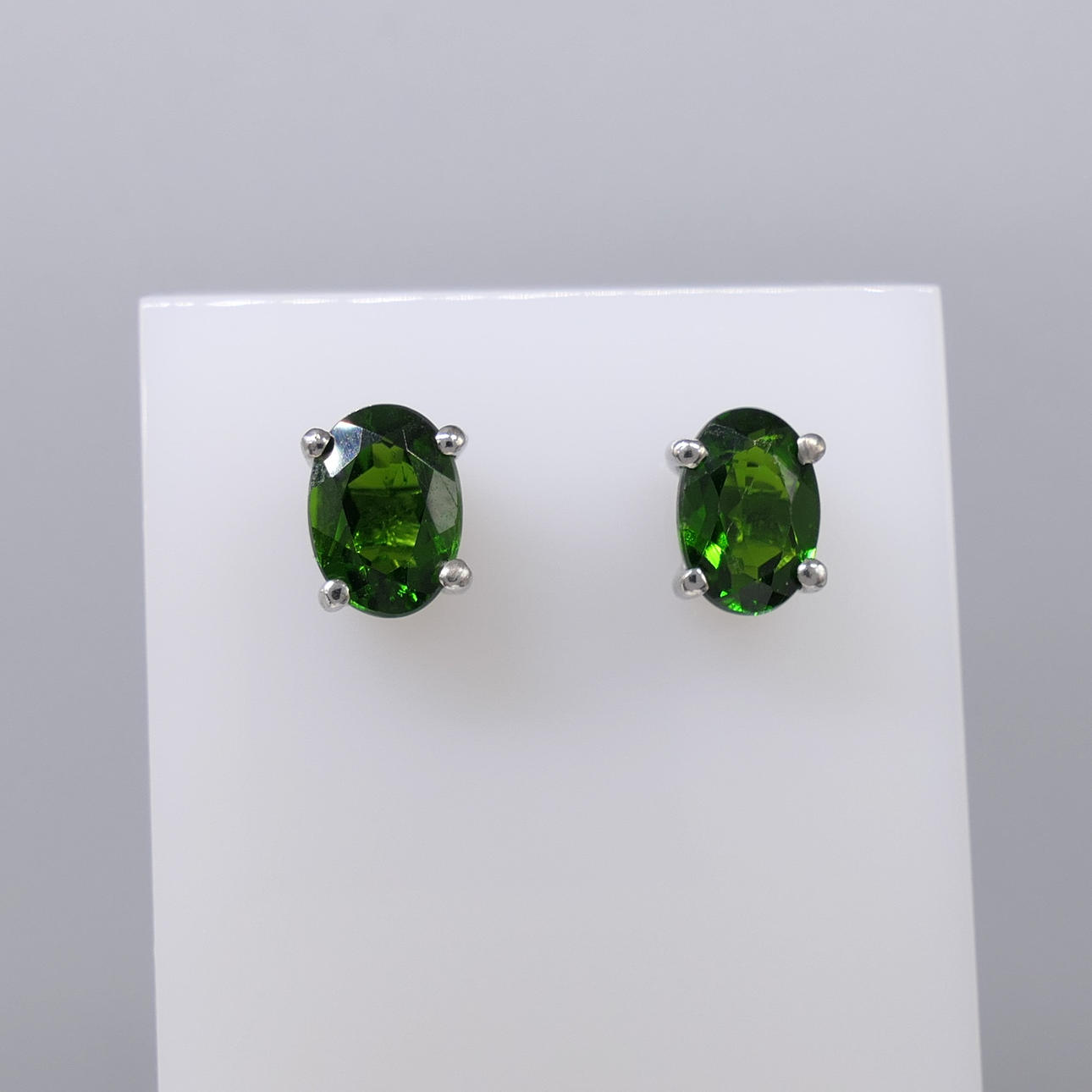 Silberne Ohrstecker aus CHROMDIOPSID.