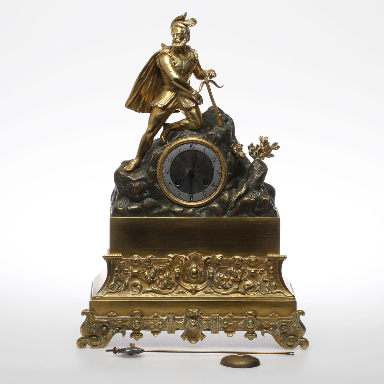 BORDSPENDYL, urverk märkt Leroy á Paris, fodral i mässing, 1800-tal.