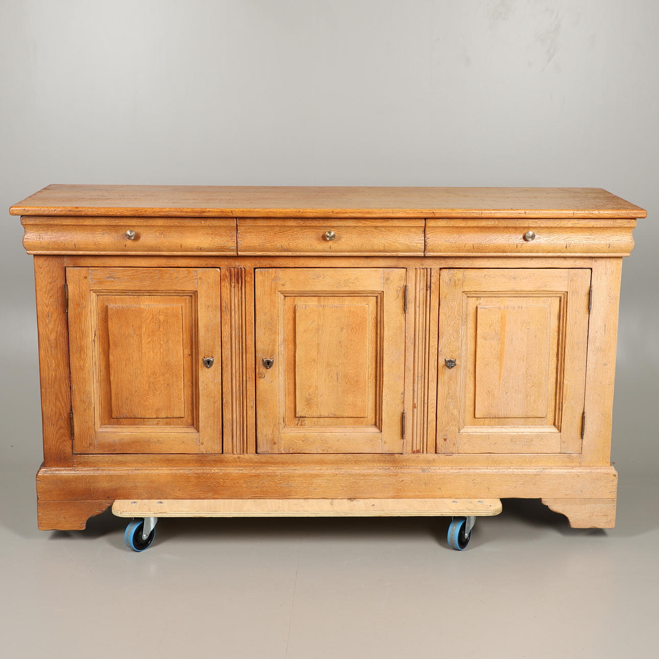 A LARGE LIGHT OAK SIDEBOARD.
