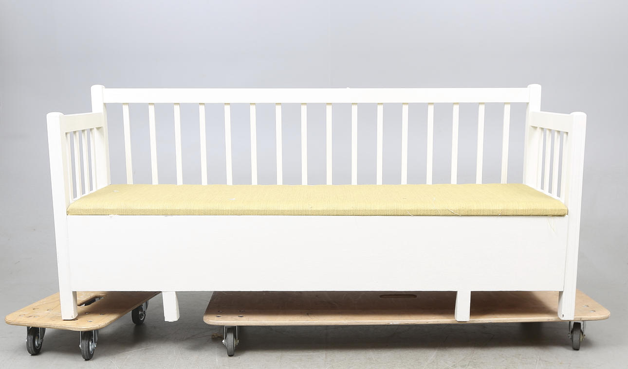 UTDRAGSSOFFA, vitmålad, 1900-talets första hälft.