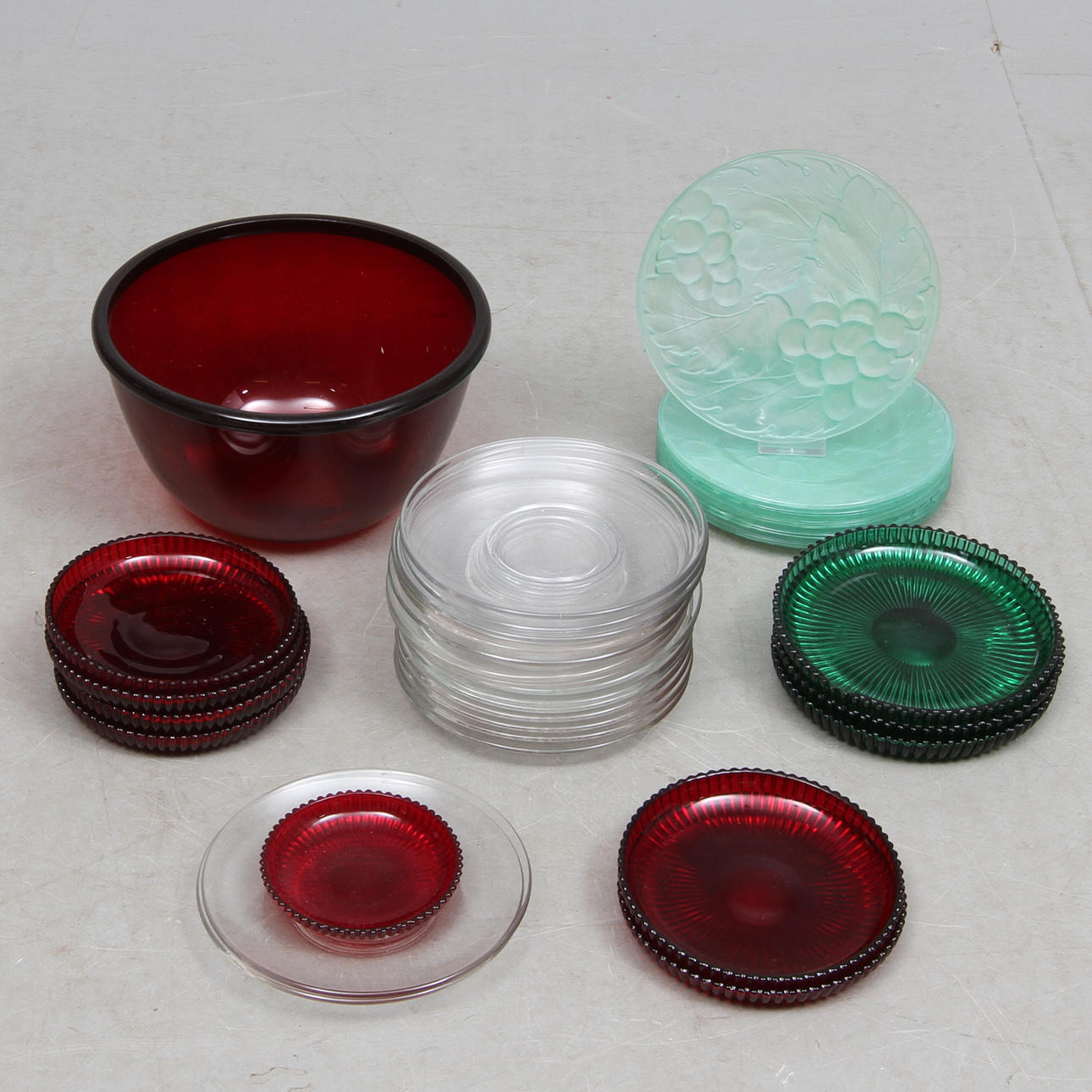 PARTI GLAS, 34 delar, mestadels assietter, bland annat "Reffla", Athur Percy, Gullaskruf.