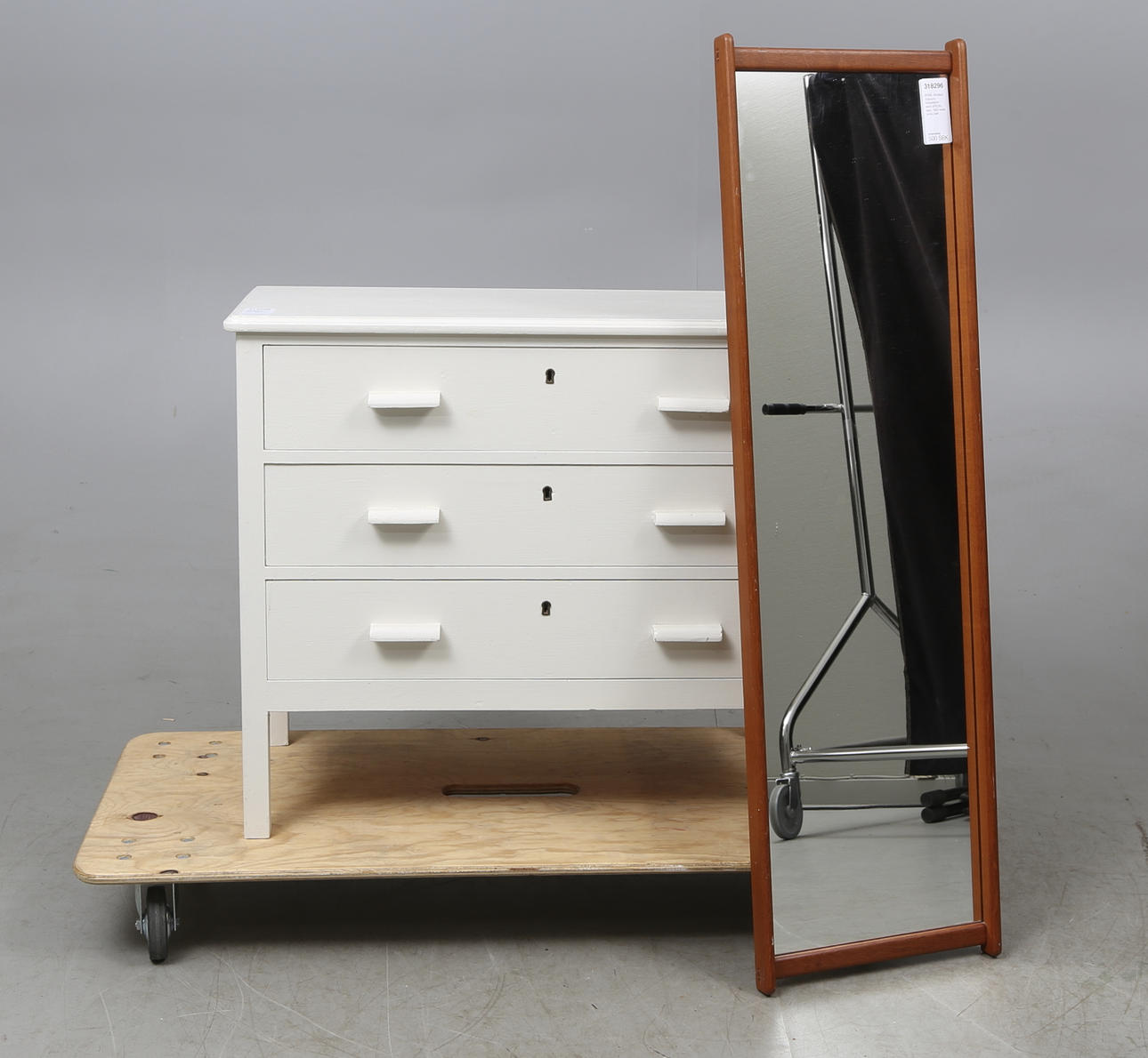 BYRÅ, vitmålad, Edsbyns Möbelfabrik samt SPEGEL, teak. 1900-talets andra hälft.