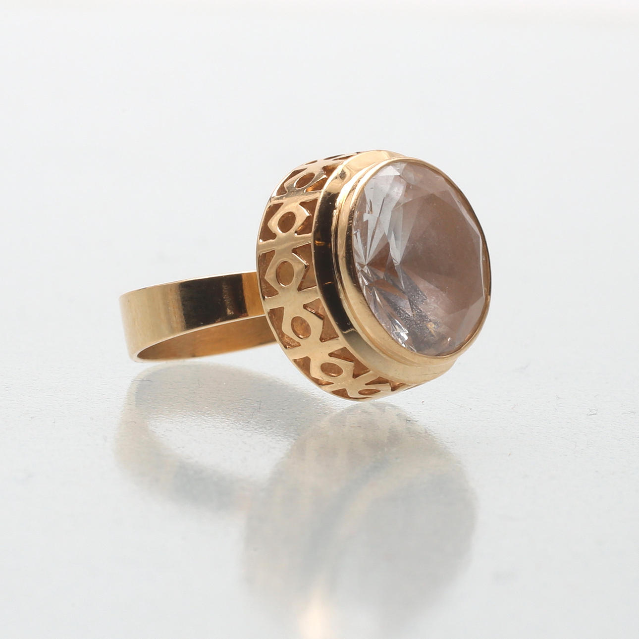RING, 18K guld med Kvarts, totalvikt 6,98 gram.