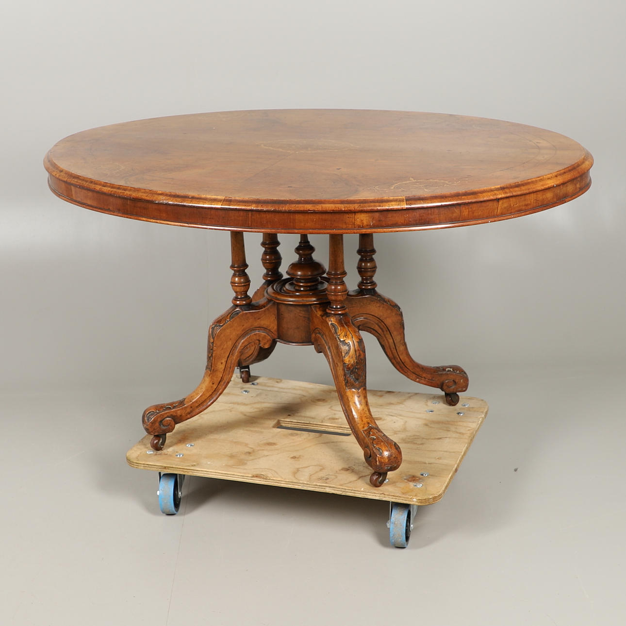 EIN VIKTORIANISCHER LOGOTISCH AUS NUSSBAUMHOLZ MIT INTARSIEN.