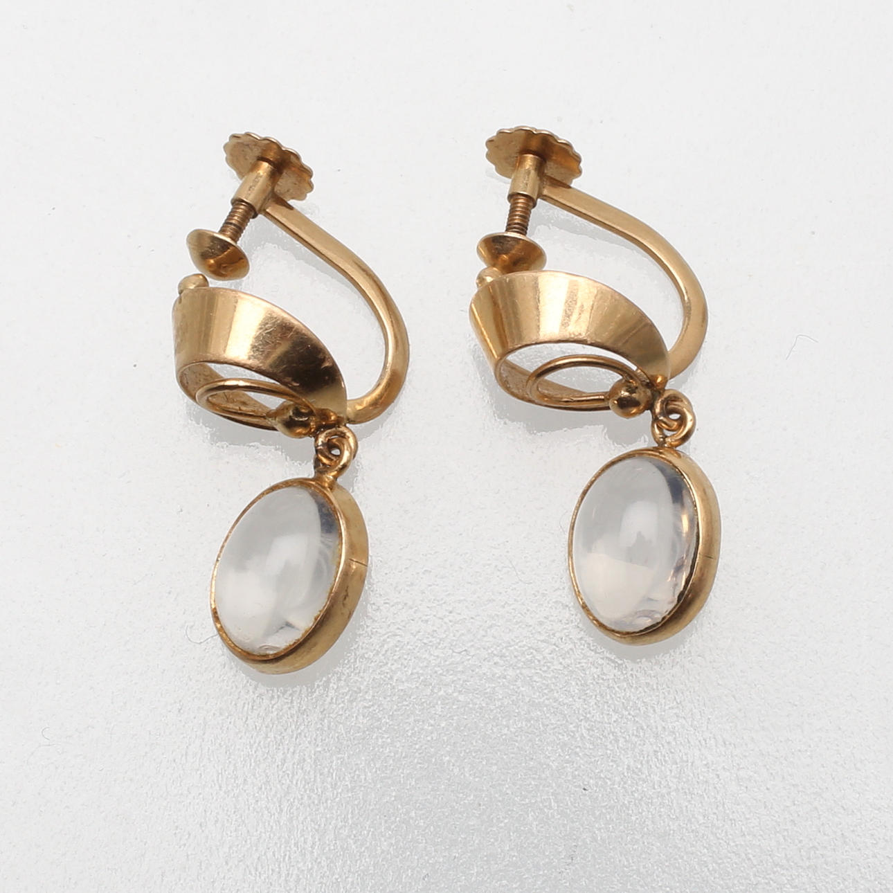 ÖRHÄNGEN, ett par, guld 18K med färglösa beryller, totalvikt 3,42 gram, Guldvaruhuset Aktiebolag, Stockholm, 1956.