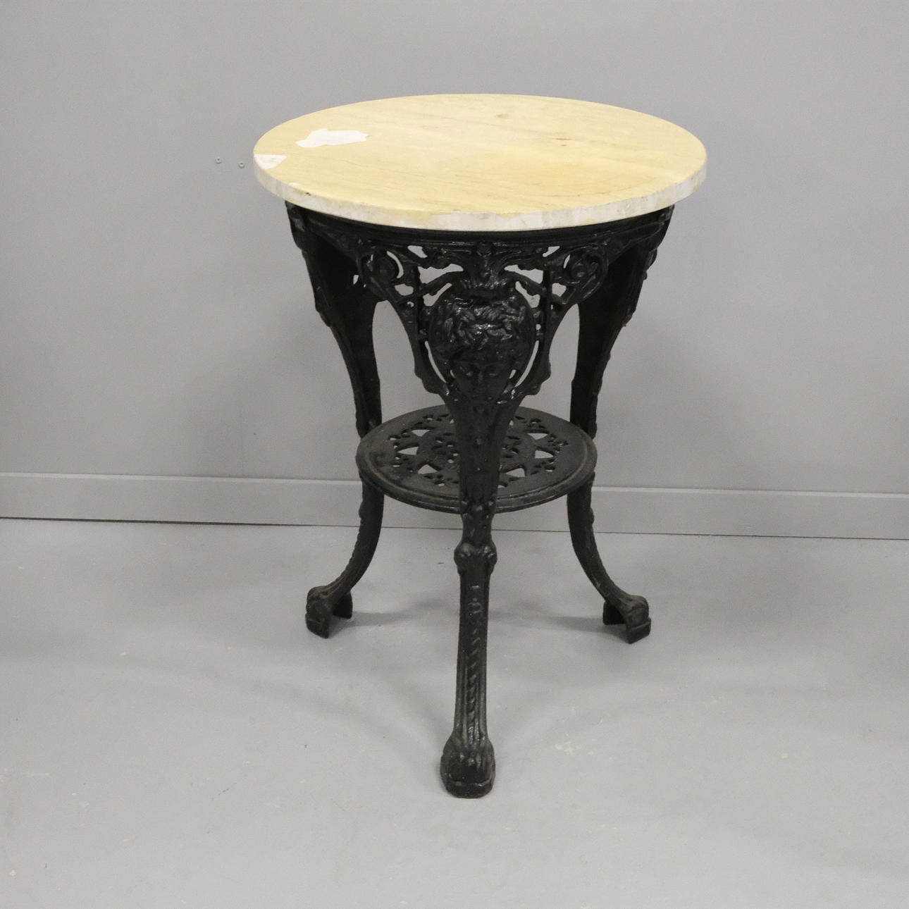 GARDEN TABLE/PEDESTAL TABLE.