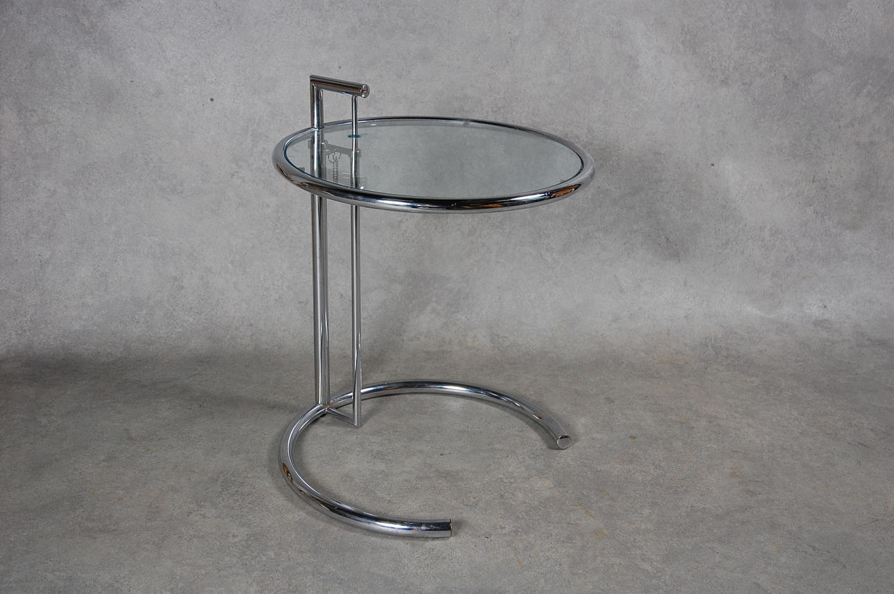 PÖYTÄ, Eileen Grayn mukaan.