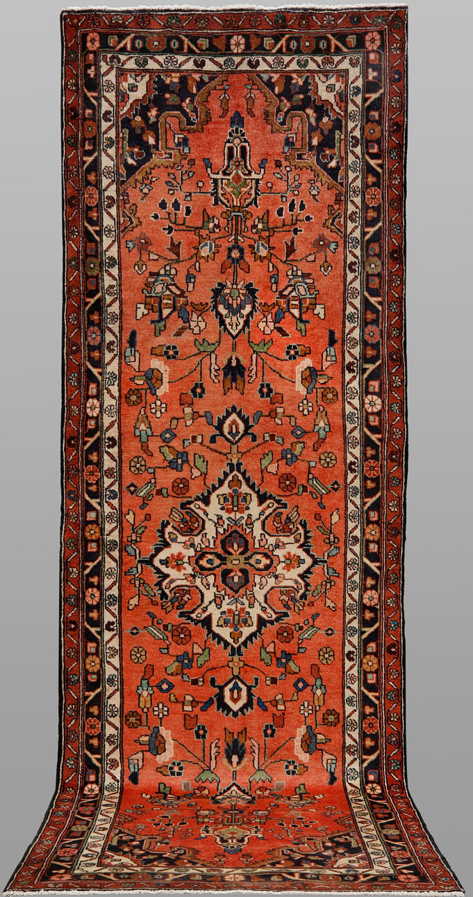 ORIENTAL CARPET. Hamadan, gallery model, 340 x 115 cm.