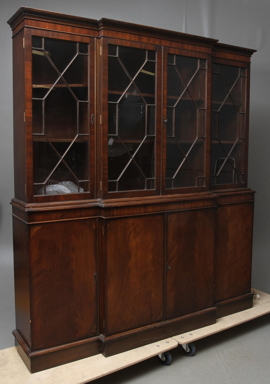 VITRINSKÅP, England, 1900-tal.